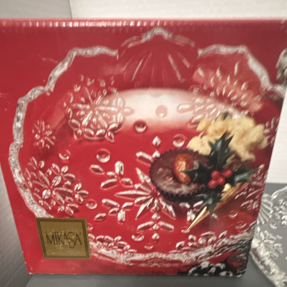 Mikasa Clear Pressed Glass Round Decorative Plate Snowflake Winter Christmas